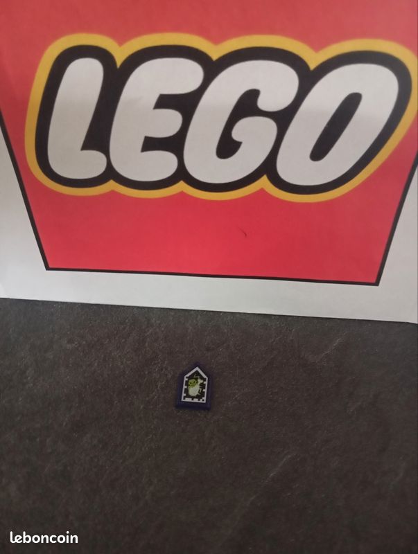 Lego Tile, modified 2×3 pentagonal with Nexo power shield patte. A57 (image 1)