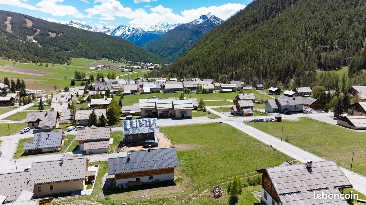 Terrain 2300 m² · à Arvieux · 367 500 €