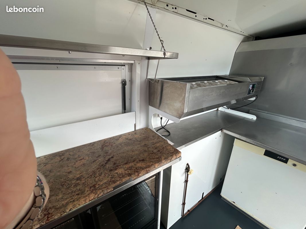 SMaster food truck 130 cv attelage 15000 kms d origine 23300 EUROS HT GARANTIE 12 MOIS (image 6)