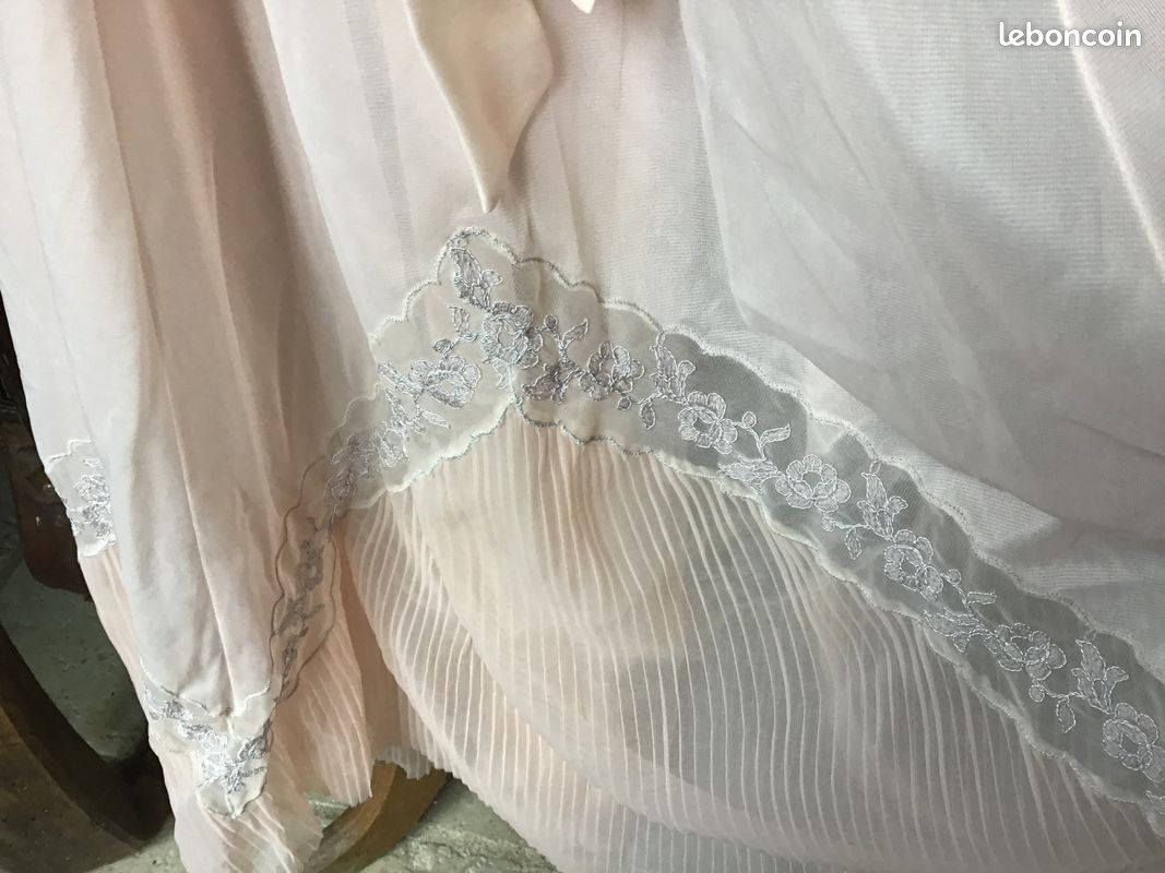 Chemise de nuit ancienne neuve avec dentelles provenant d'un