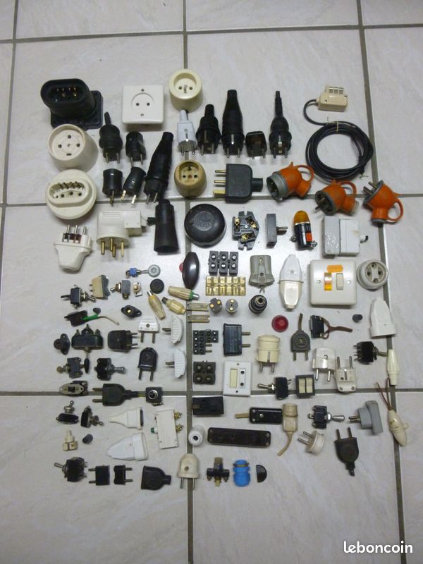 Lot : Ancien appareillages électriques Prise, interrupteur, douille, fusible... (image 1)