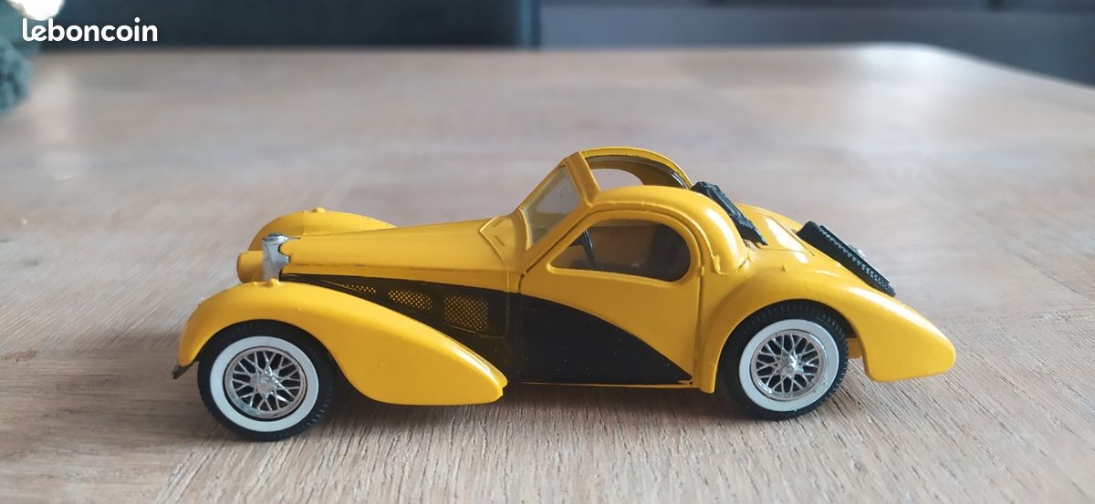 BUGATTI TYPE 57S ATALANTE 1939 Jaune PUB au 1/43 SOLIDO FRANCE voiture
