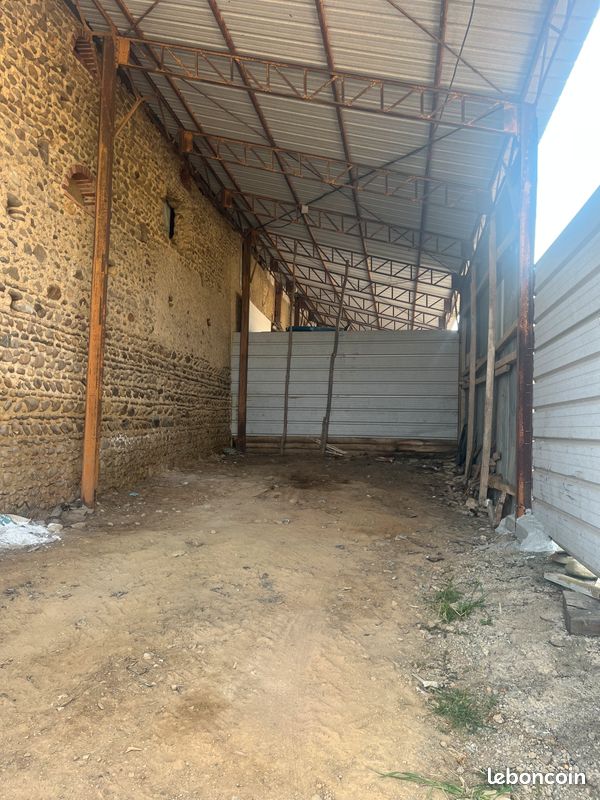 Bâtiment · à Ponson-Debat-Pouts · 200 €