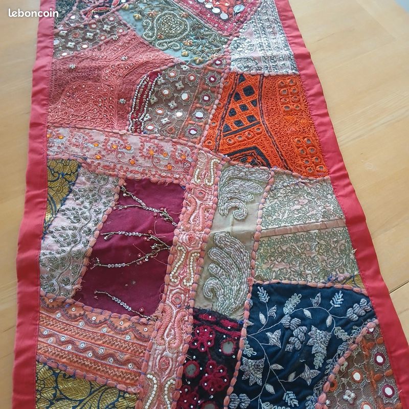 Tapisserie brodée de sari : tenture murale indienne vintage en patchwork (60 x 40 po.) - France
