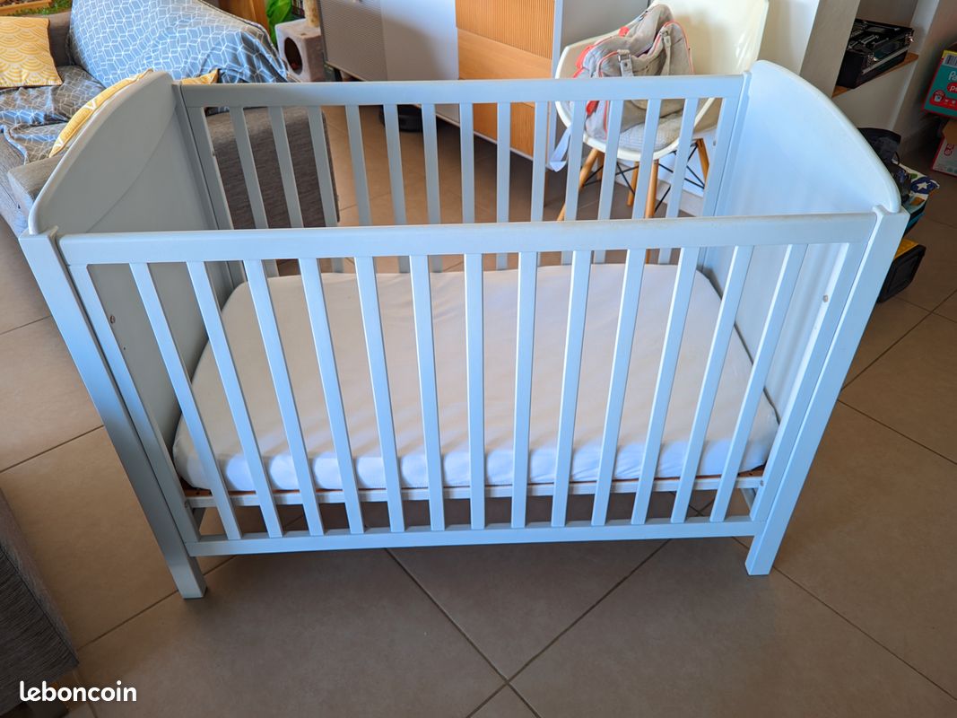 Lit bébé en bois (image 1)