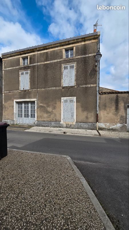 Maison 8 pièces 214 m² · à Frontenay-Rohan-Rohan · 214 m² · 40 000 €