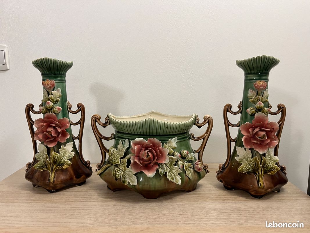 Ensemble ancien d'une coupe et de deux vases en barbotine décor de roses, feuilles et boutons numerotés n°1627 - Antiquités