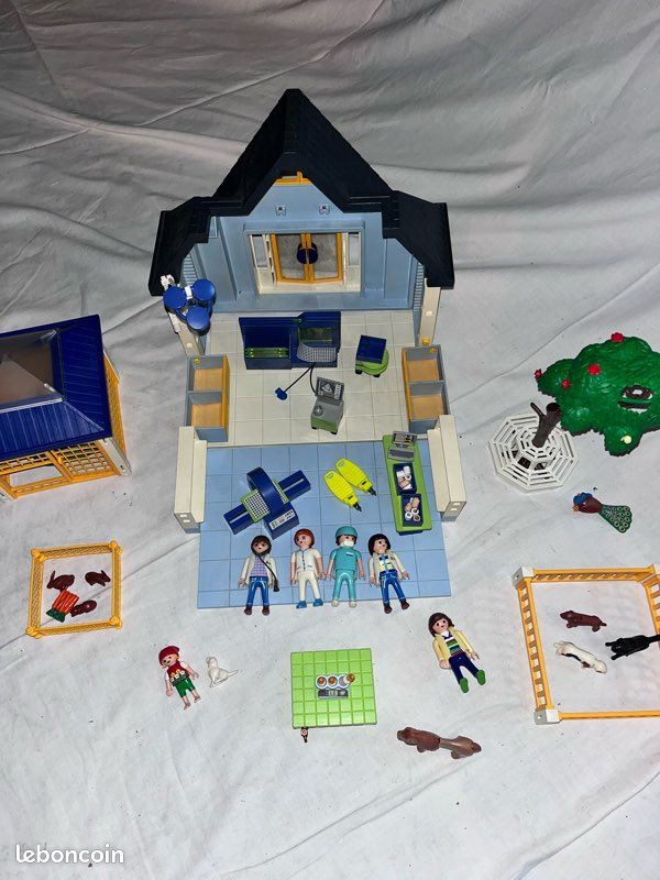 Lot clinique vétérinaire + ferme Playmobil (image 1)