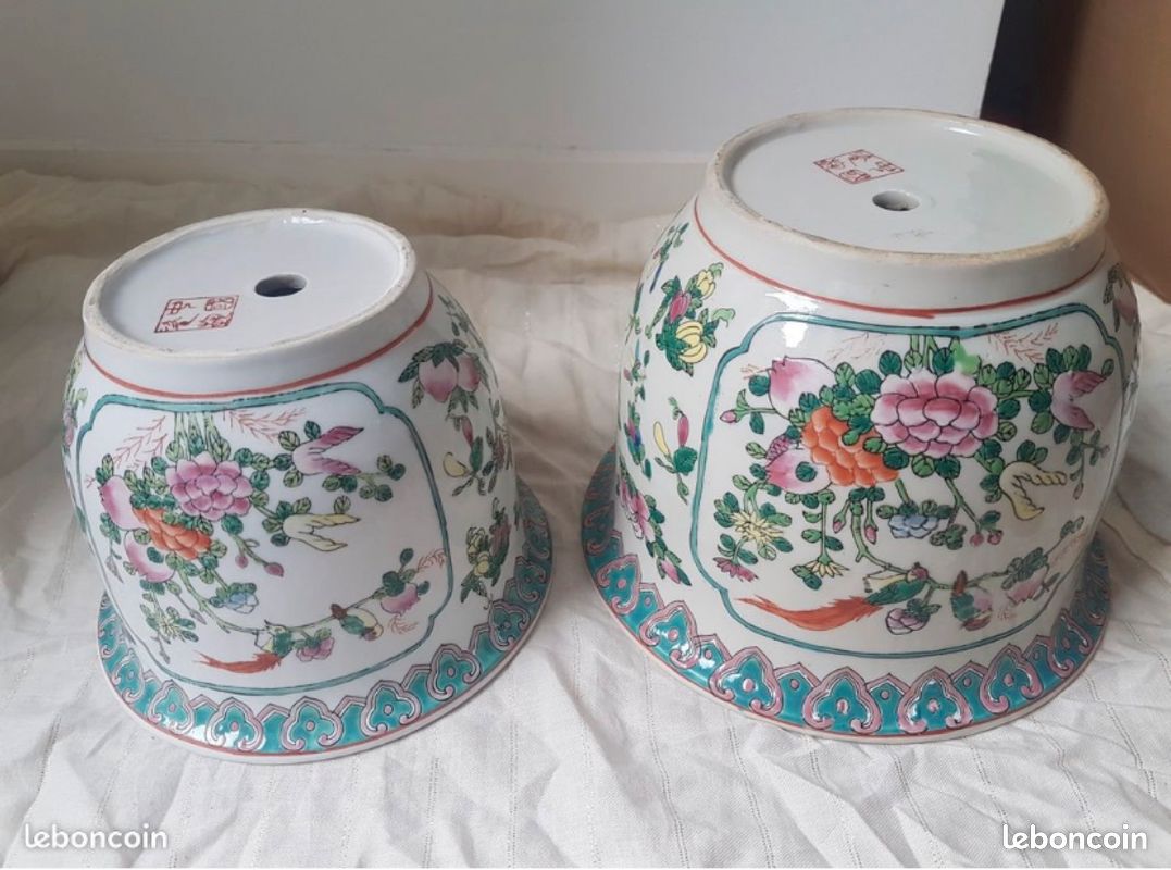 Chine- Paire de Caches Pots en Porcelaine Signés (image 4)