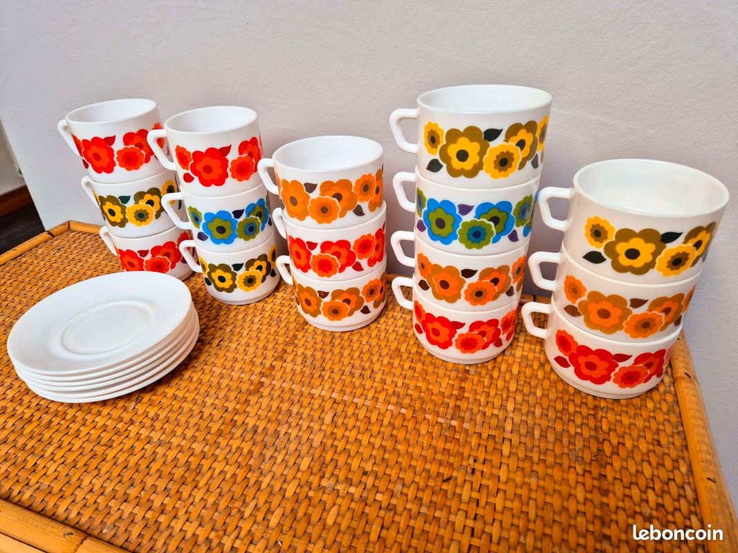 Lot de tasses à fleurs vintage arcopal lotus (image 2)