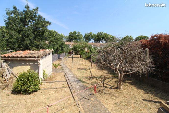 Maison de village en pierre un très beau jardin et un garage, sur une parcelle de 615 M2