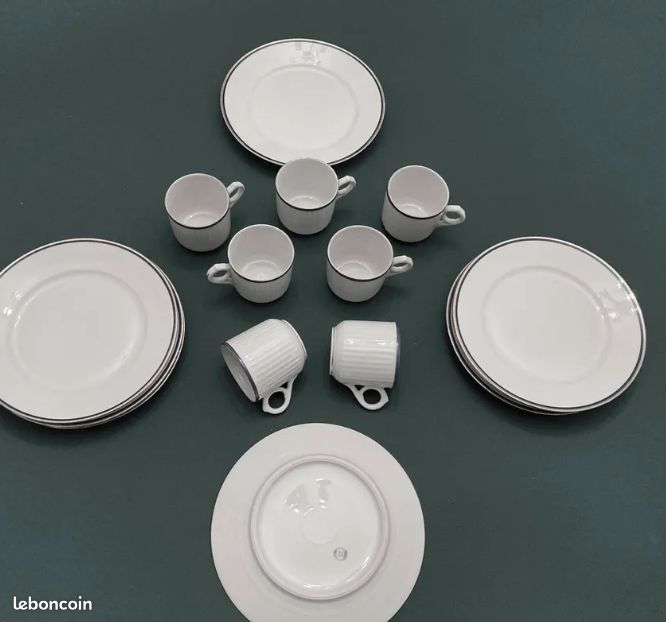 6 assiettes à dessert porcelaine de Limoges blanches, filet doré bleu et 7 tasses (image 1)