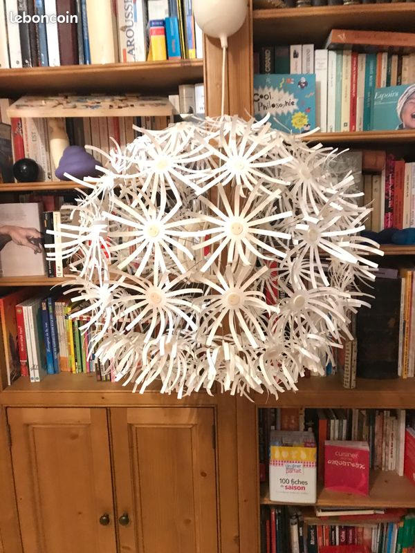 Lustre état neuf de chez IKEA blanc à fleurs découpées bla (image 1)