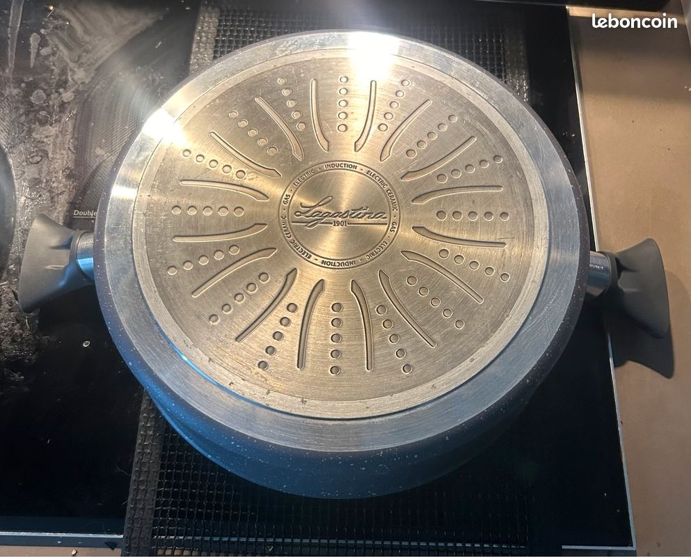 Sauteuse Lagostina modèle Lavinia avec couvercle diamètre 26 cms (image 2)