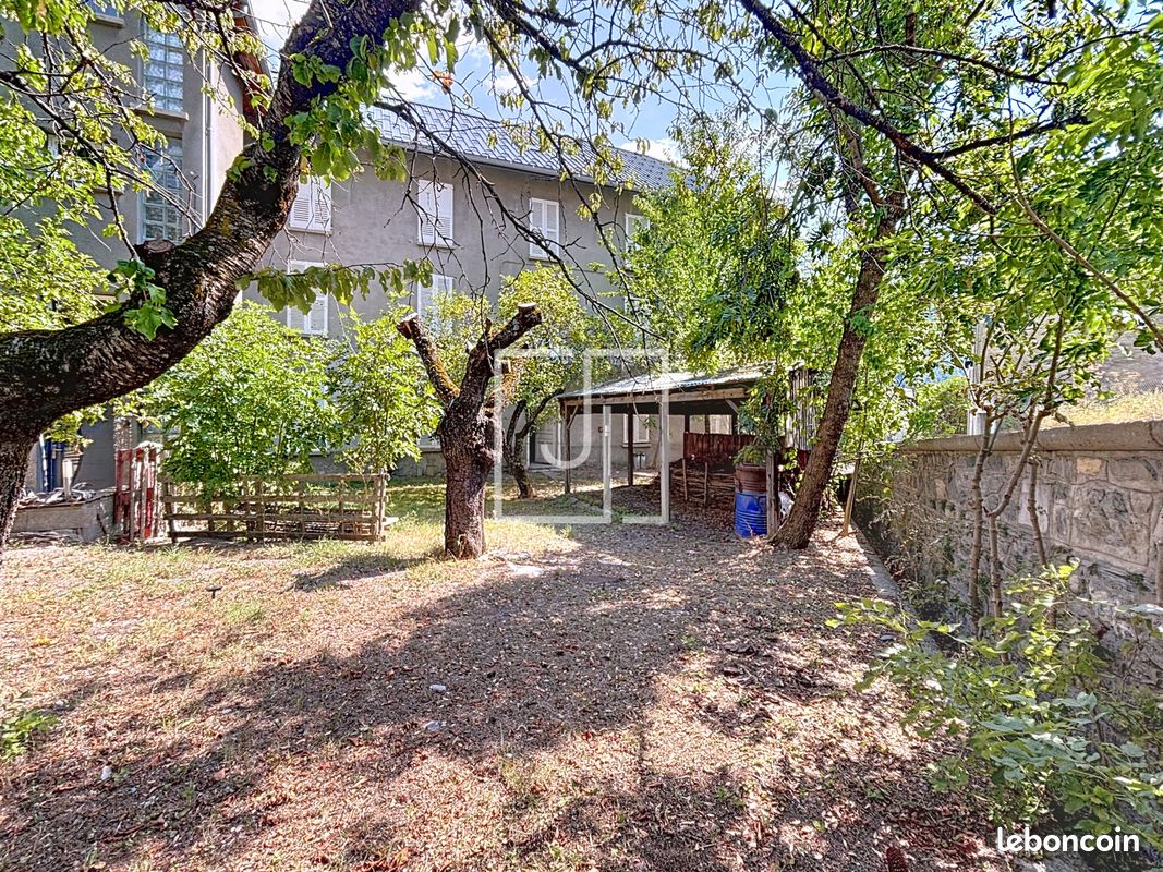 Maison 480 m² · à La Condamine-Châtelard · 480 m² · 360 000 €