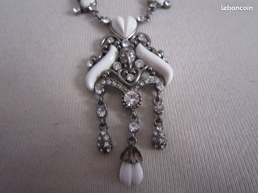 Ensemble blanc collier et boucles d'oreilles (image 1)
