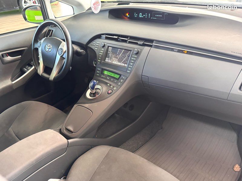 Toyota PRIUS III 1.8 VVT-i 136 HYBRID DYNAMIC (image 6)