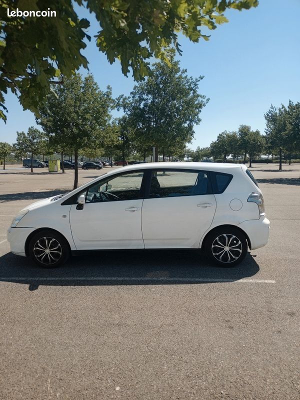 Toyota Corolla Verso 2.2 D-4D 136ch – 2005
226 000 km – 2500 (image 2)