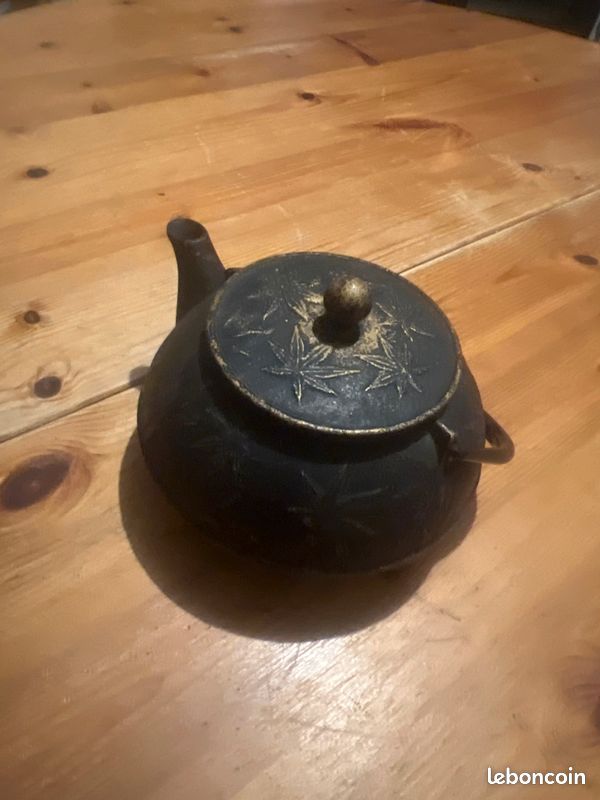 Théière japonaise noire en fonte avec des feuilles d’érable doré (image 1)