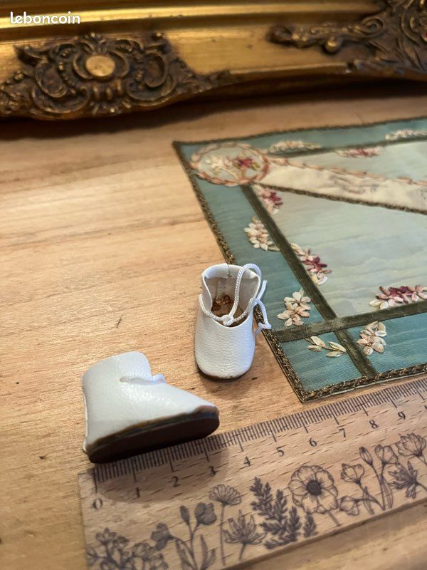 De minuscules chaussures chinoises brodées pour femmes du 19ème siècle