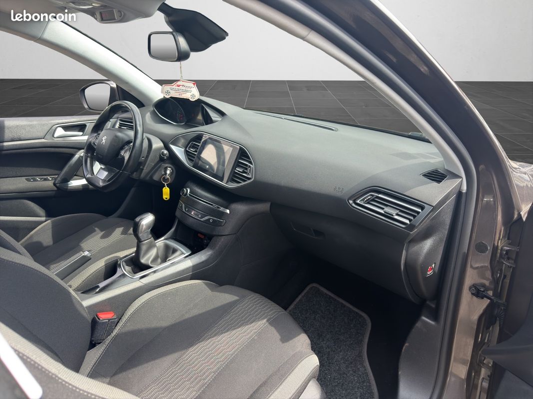 PEUGEOT 308 1.2 PureTech 110ch SS BVM5 Allure (image 14)