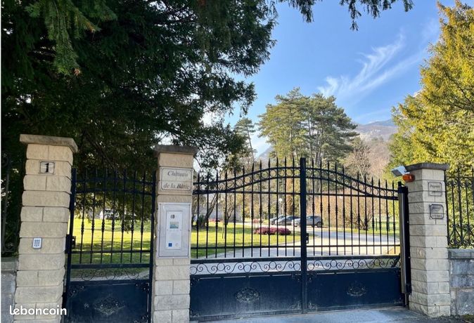 Grand garage dans copropriété sécurisée de standing
