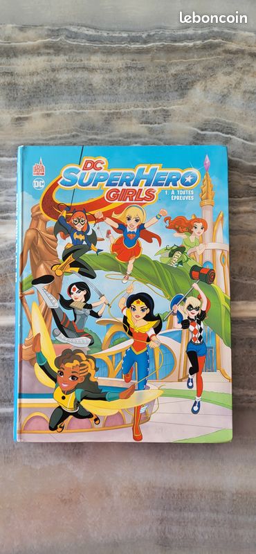 Lot de 3 livres DC Comics Super Hero Girls (image 1)