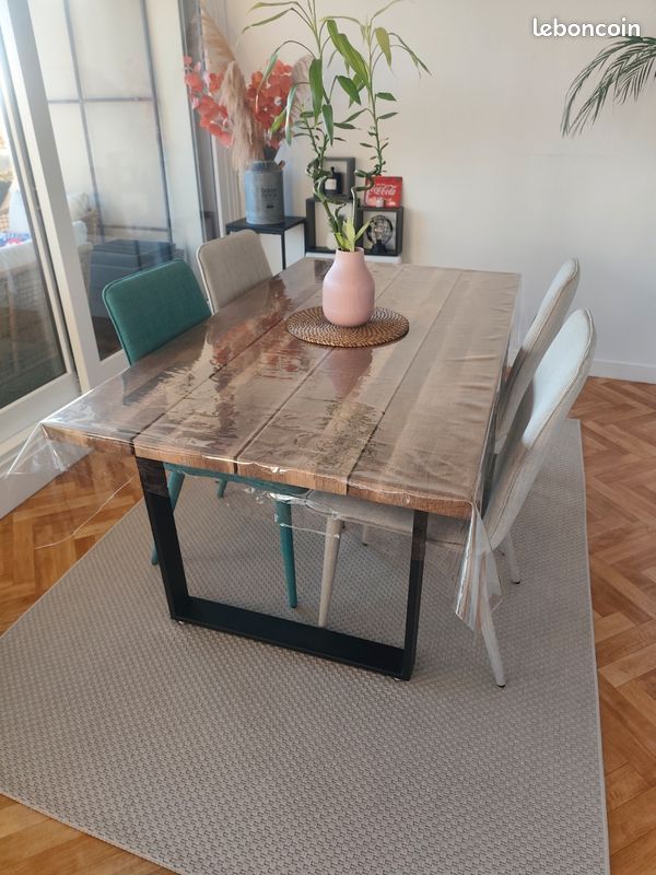 Table + nappe (image 1)