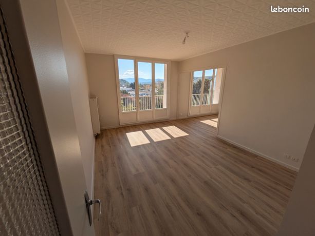 LOCATION APPARTEMENT (5 pièces - 3 chambres) + parking