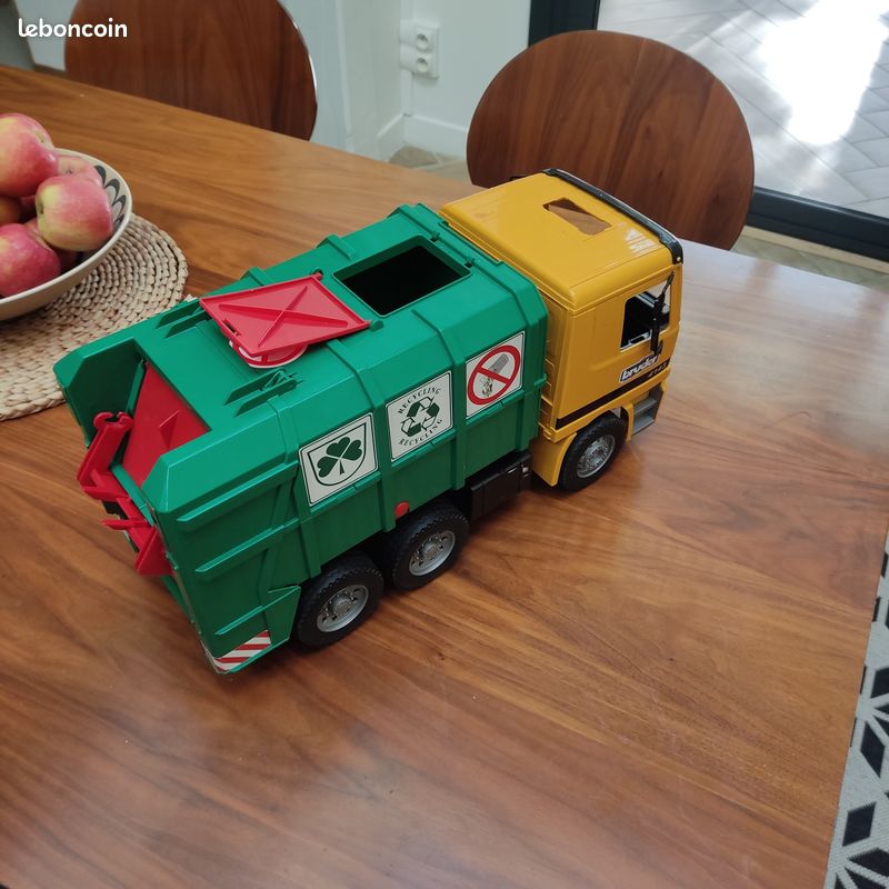 Camion-poubelle BRUDER (image 1)