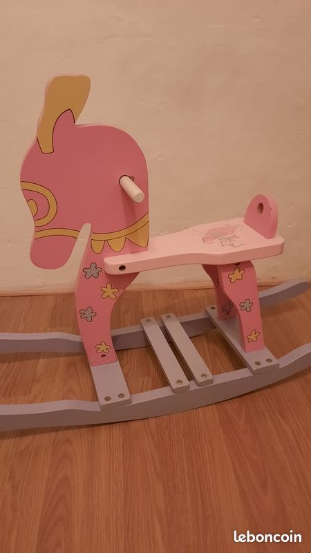 Cheval à bascule en bois (image 1)