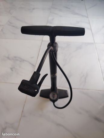 Pompe à pied ancienne ( vélos , motos