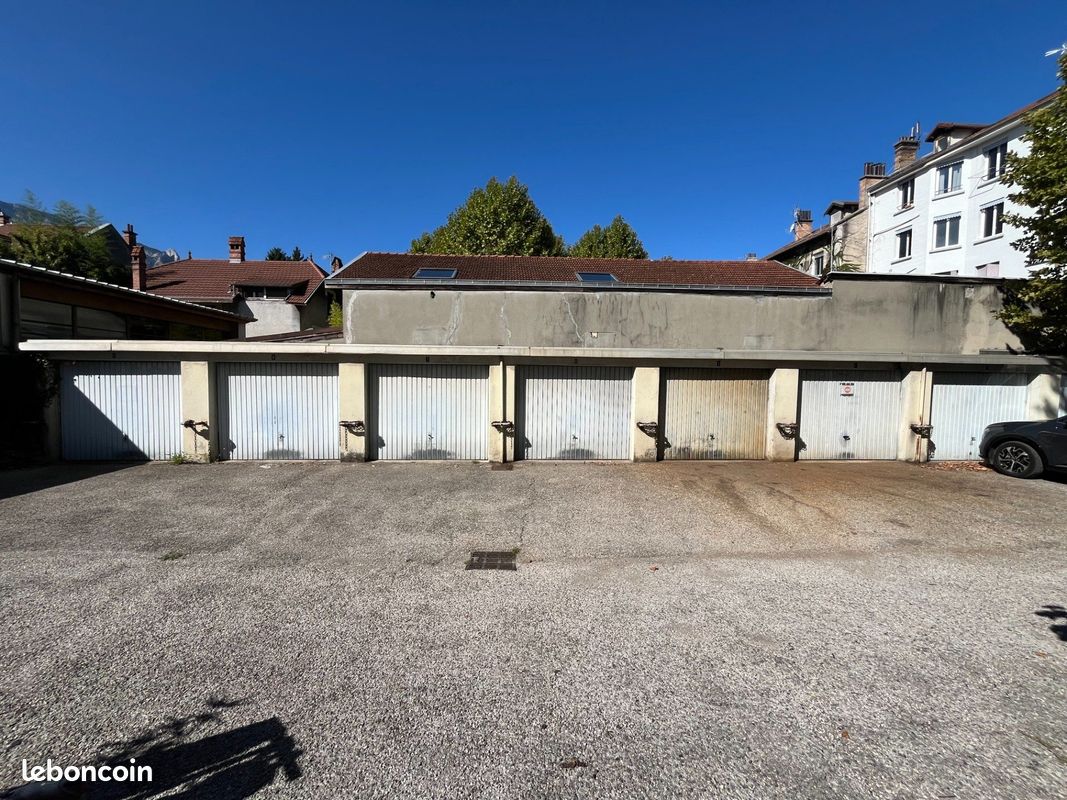 Parking 12 m² · à Fontaine · 12 m² · 96 €/mois