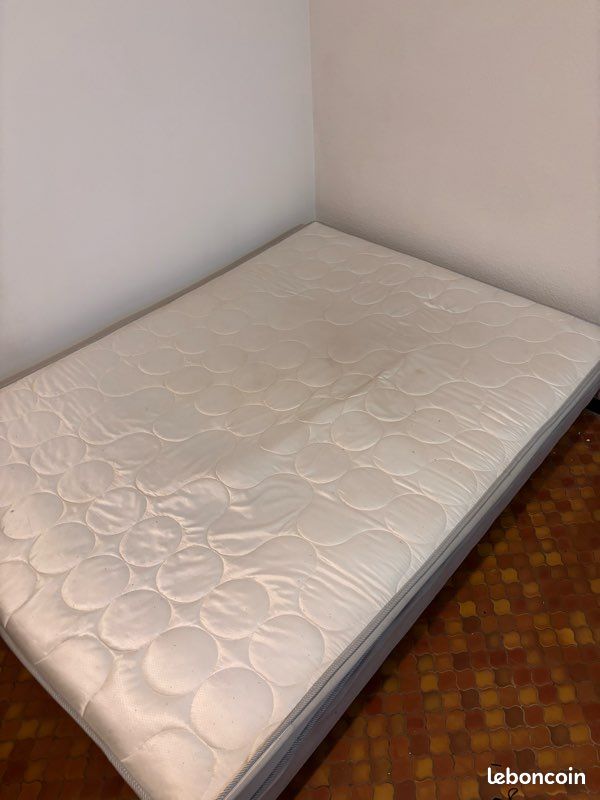 Lit 2 places + matelas PROPRE (nettoyé pro) + sommier – Tables - Tables de chevet (image 1)