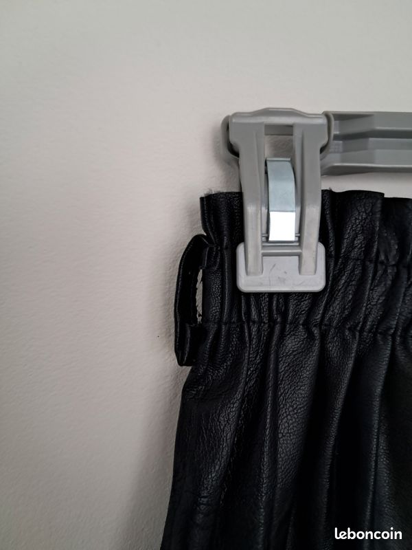 Jupe plissée noire simili cuir, taille M (image 2)