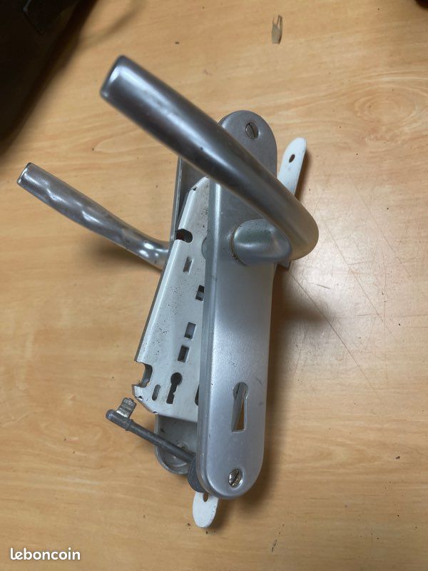Poignet et serrure de porte (image 1)