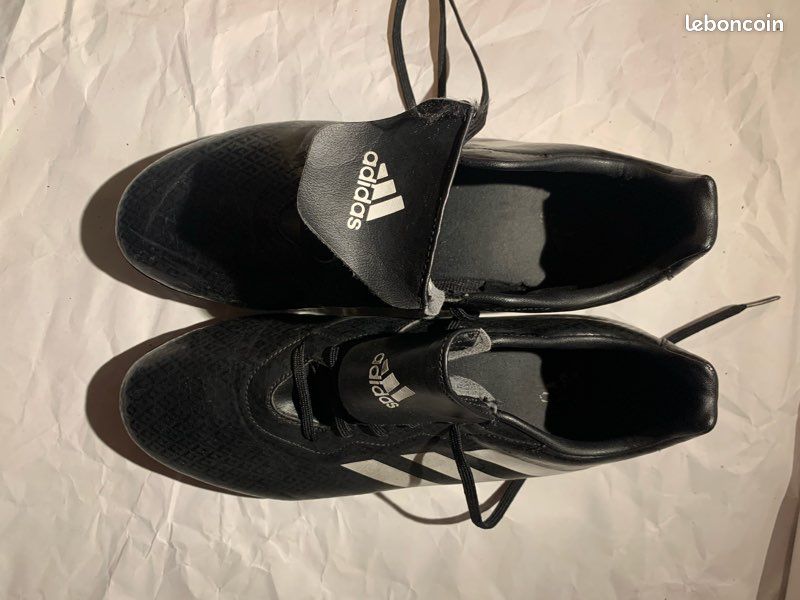 Chaussures crampons Adidas T45 neuves (image 2)