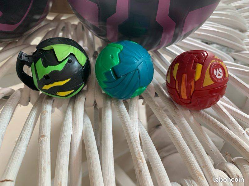 Grand lot Bakugan boules de différentes tailles cartes et boules xl de rangement (image 5)