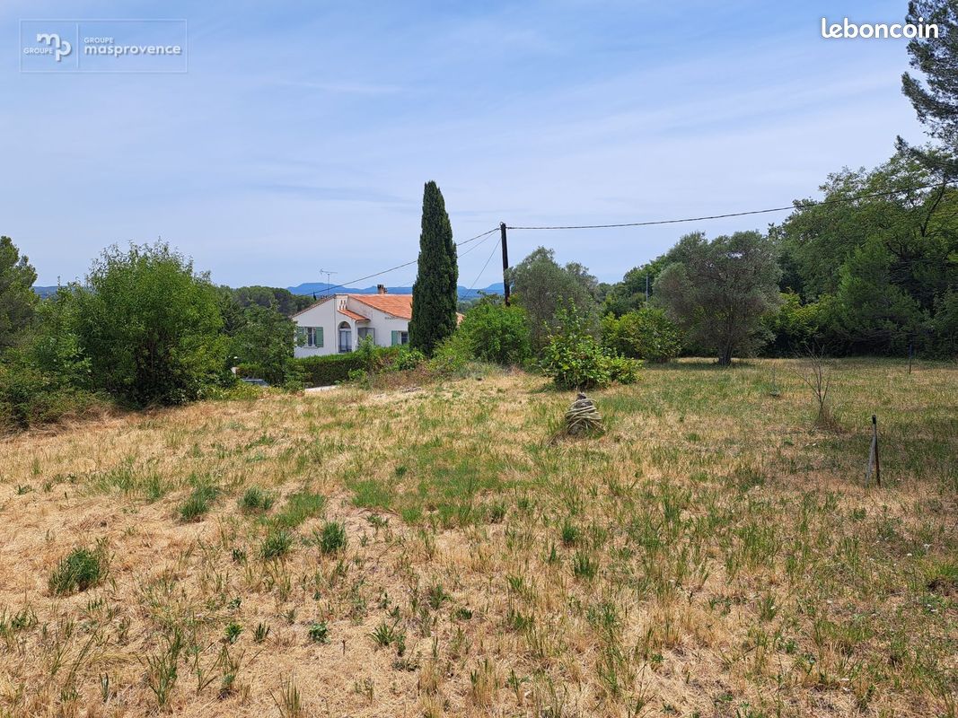 Terrain à bâtir de 1800 m² à EGUILLES (13) · à Éguilles · 480 000 €