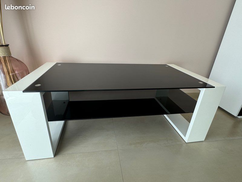 Table basse noire et blanche (image 2)