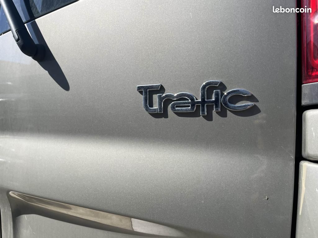 RENAULT TRAFIC Passenger L1H1 2.0 dCi 115 - AMÉNAGÉ OU 8 PLACES - BVA - FULL ENTRETIEN - 2E MAIN (image 18)