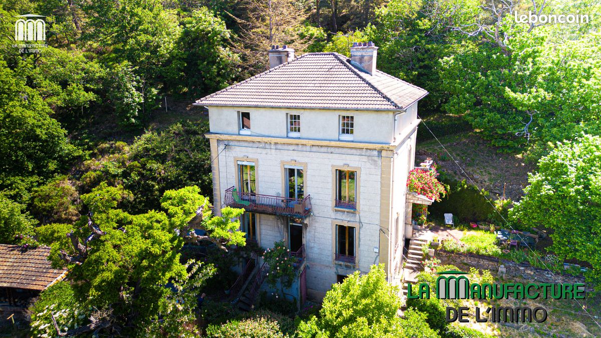 Maison 8 pièces 298 m² · à Le Chambon Feugerolles · 298 m² · 265 000 €