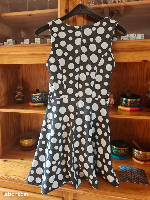 Robe patineuse gris foncée à pois blanc (image 1)