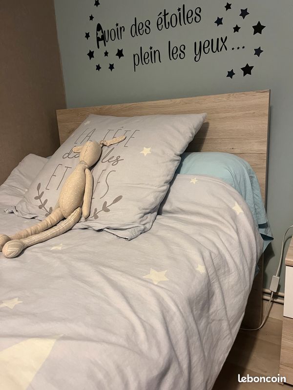 Lit et table de chevet en bois clair très bon état avec matelas (image 2)