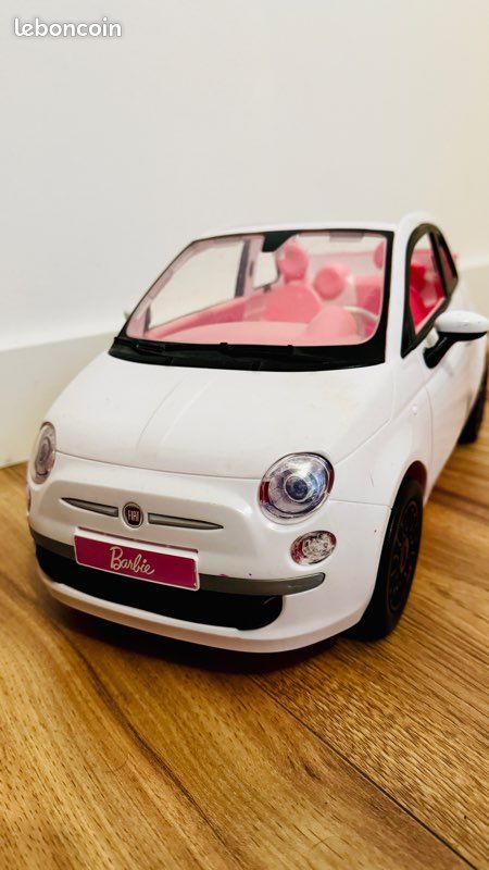 Barbie et sa Voiture Fiat 500 Blanche avec Poupée FVR07