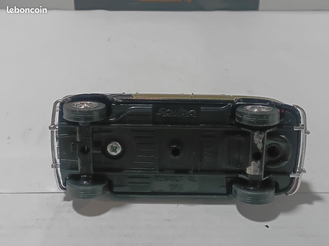 Renault 4L Parisienne Toit Ouvrant 1964 SOLIDO 1/43 – La Légende Française Miniature