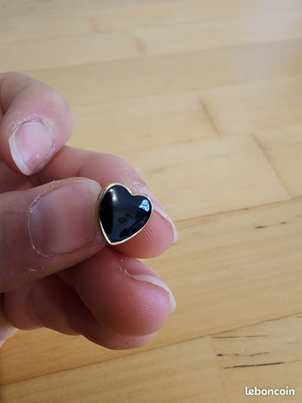 Boucle d'oreille cœur noir (image 2)