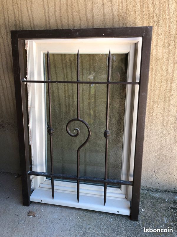 Fenêtre bois double vitrage et sa grille de sécurité (image 1)