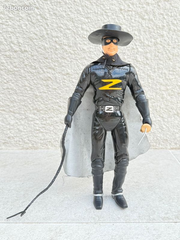 Grande figurine de Zorro avec chapeau, cape, épée et fouet (image 2)