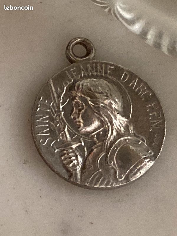 Lot De 9 Médailles Sainte Jeanne D'Arc En Argent Et Bronze – Collection Vintage XXe Siècle